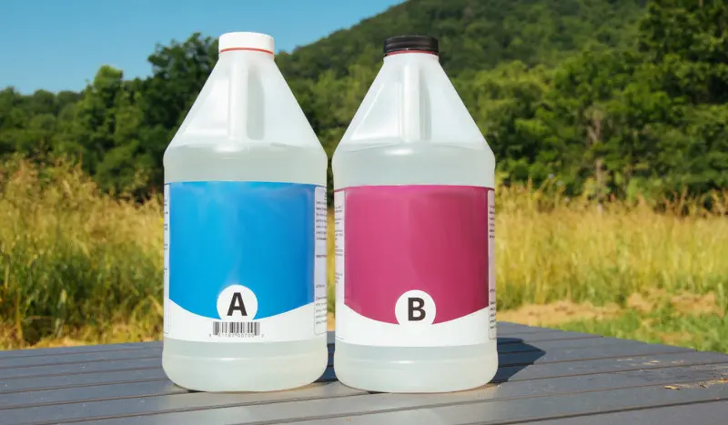 Dos botellas de epoxica