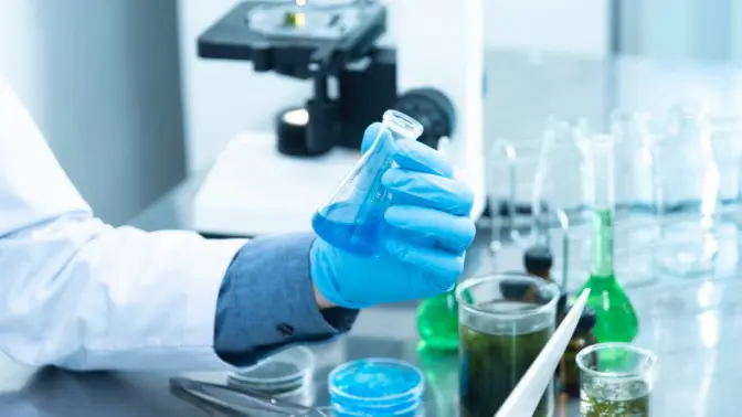 Un científico inspeccionando una muestra de laboratorio.